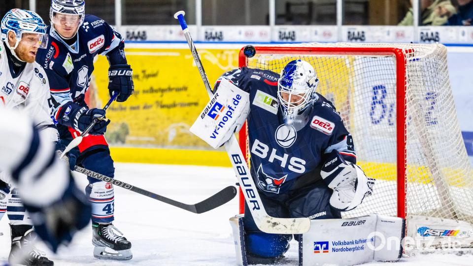 Szenen aus dem DEL-2-Spiel der Blue Devils Weiden (blaue Trikots) gegen die Dresdner Eislöwen am Sonntag, 3. November. Die Sachsen gewannen mit 2:1 nach Penaltyschießen. Bild: Tobias Neubert
