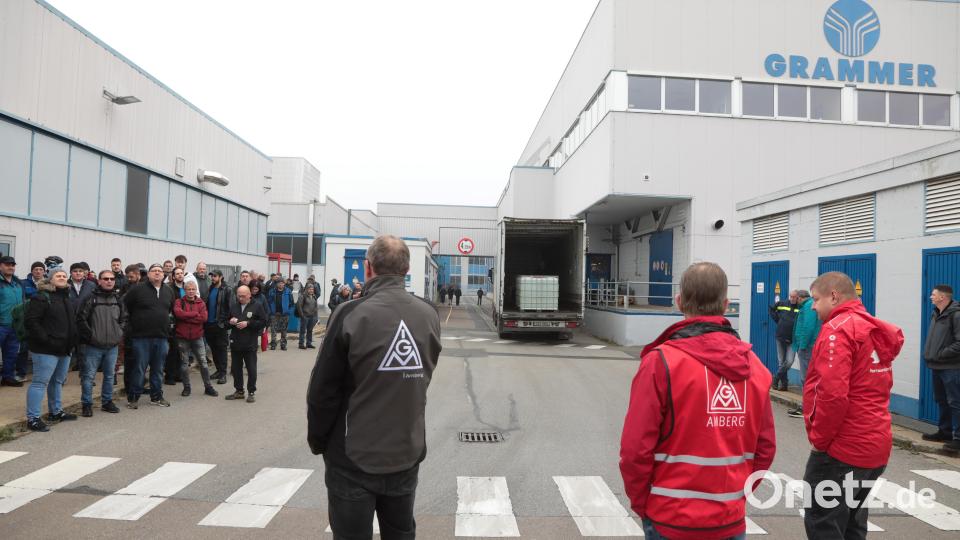 Nach der Frühschicht versammelten sich einige Mitarbeiter der Grammer AG beim Werkstor. Bild: Wolfgang Steinbacher
