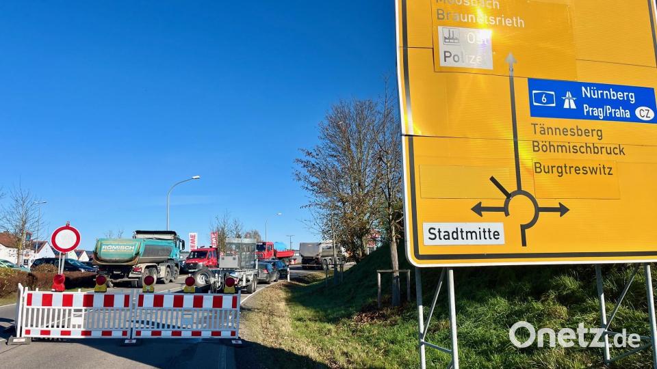 Seit Montag wird die Fahrbahn am und im Kreisverkehr in der Böhmischbrucker Straße in Vohenstrauß saniert. Bild: Gabi Schönberger