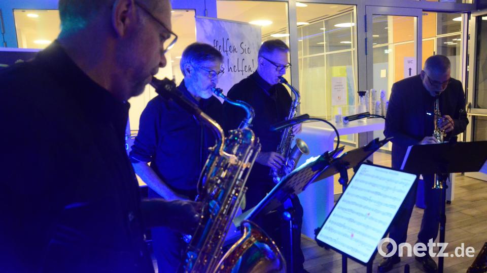 Die &quot;Sax Brothers&quot; spielen im Medienhaus &quot;Oberpfalz Medien&quot;. Bild: Kunz