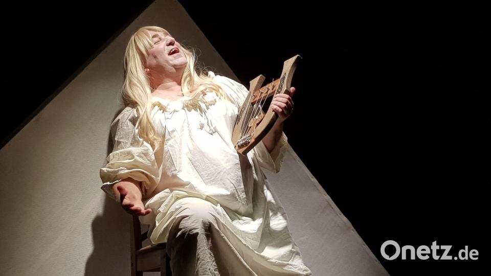 Sandro Stefinger zeigt zum Auftakt des Theaterstücks &quot;Gans verliebt&quot; in Moosbach sein Gesangstalent. Bild: gi