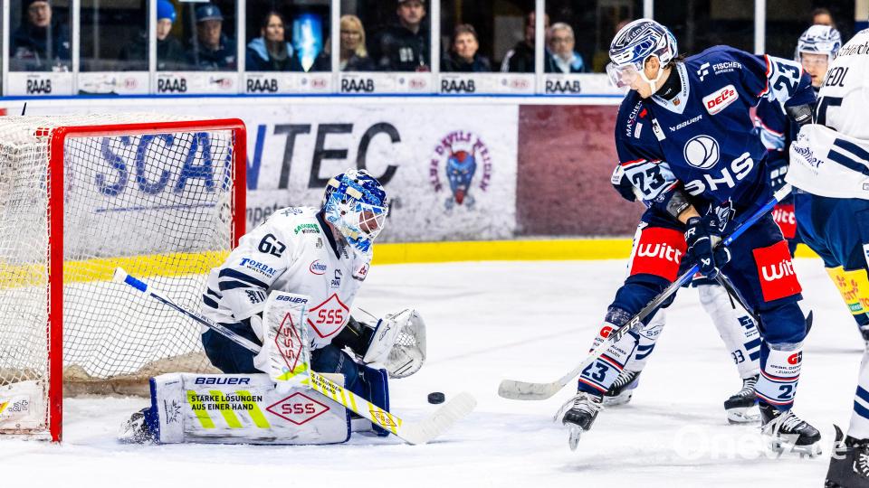 Szenen aus dem DEL-2-Spiel der Blue Devils Weiden (blaue Trikots) gegen die Dresdner Eislöwen am Sonntag, 3. November. Die Sachsen gewannen mit 2:1 nach Penaltyschießen. Bild: Tobias Neubert