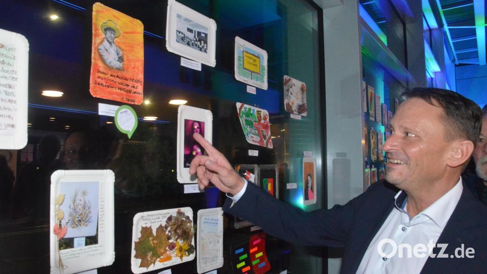 Oberbürgermeister Jens Meyer freut sich, dass sein Bild im Medienhaus einen Käufer gefunden hat. Bild: Kunz