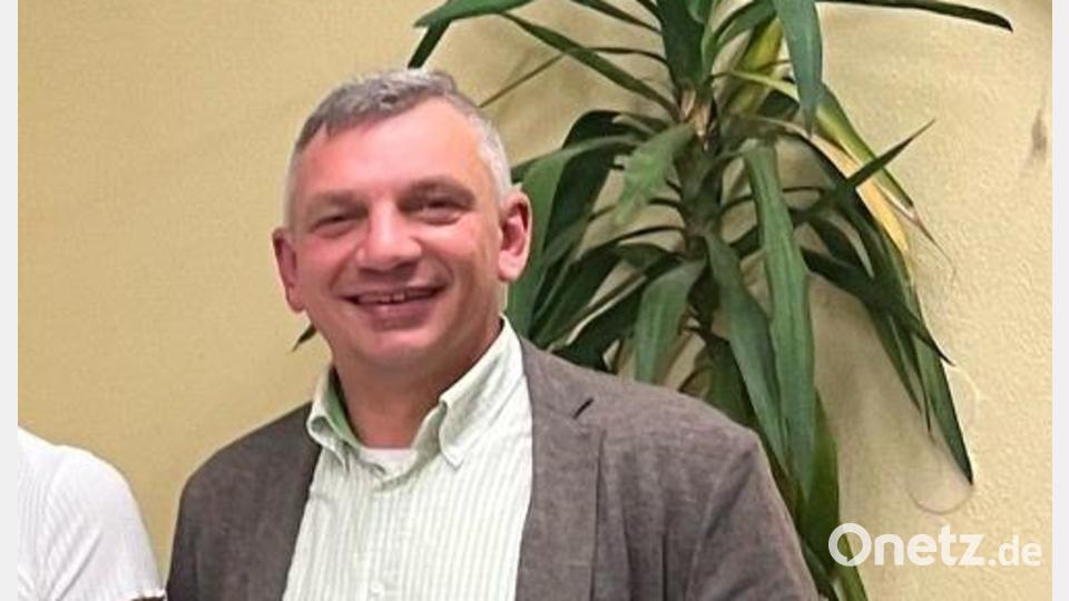 Landrat Thomas Ebeling, Landratsamt-Mitarbeiterin Stephanie Dotzler Verleger Josef Roidl, redaktionelle Leiterin Anne Madlene Schleicher und Kreiskulturreferent Manuel Lischka (von links) finden die neu aufgemacht Auflage sehr gelungen. Bild: ihl