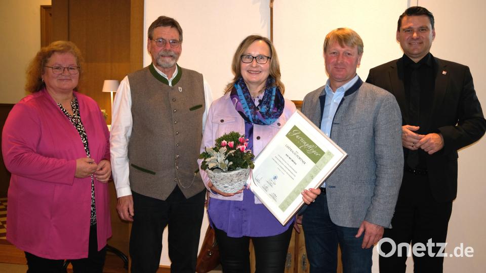 Gertraud Portner (Mitte) erhält Urkunde, Anstecknadel, Blumen und einen Gutschein. Geschäftsführerin Heidi Schmid, Präsident Wolfram Vaitl, Bürgermeister Markus Schiesl und Vorsitzender Landrat Thomas Ebeling (von links) überreichten ihr die Insignien zur geprüften Gartenpflegerin. Bild: Hirsch