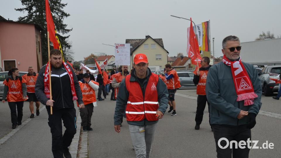 Mehr als 50 Beschäftigte legten am Dienstagmittag ihre Arbeit in der Firma Kennametal nieder, um die IG Metall bei der Forderung nach Tariferhöhung zu unterstützen. Von der Firma aus ging es zum Röhrenweg. Betriebsratsvorsitzender Markus Baierl (Mitte) führte die Gruppe an. Bild: dob