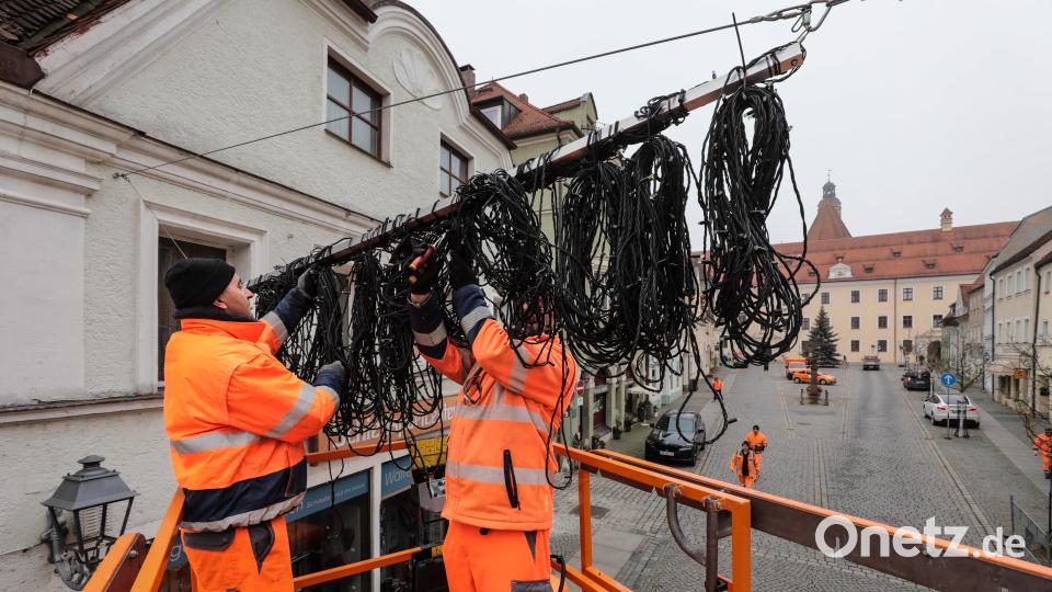 Mit einer Hebebühne bringen Mitarbeiter des städtischen Betriebshofs den Lichterteppich an. Bild: Wolfgang Steinbacher