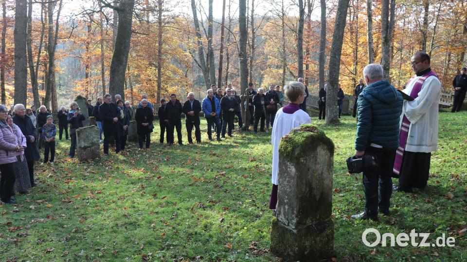 Stille Andacht mit Gräbersegnung im Friedhof Haag. Bild: er