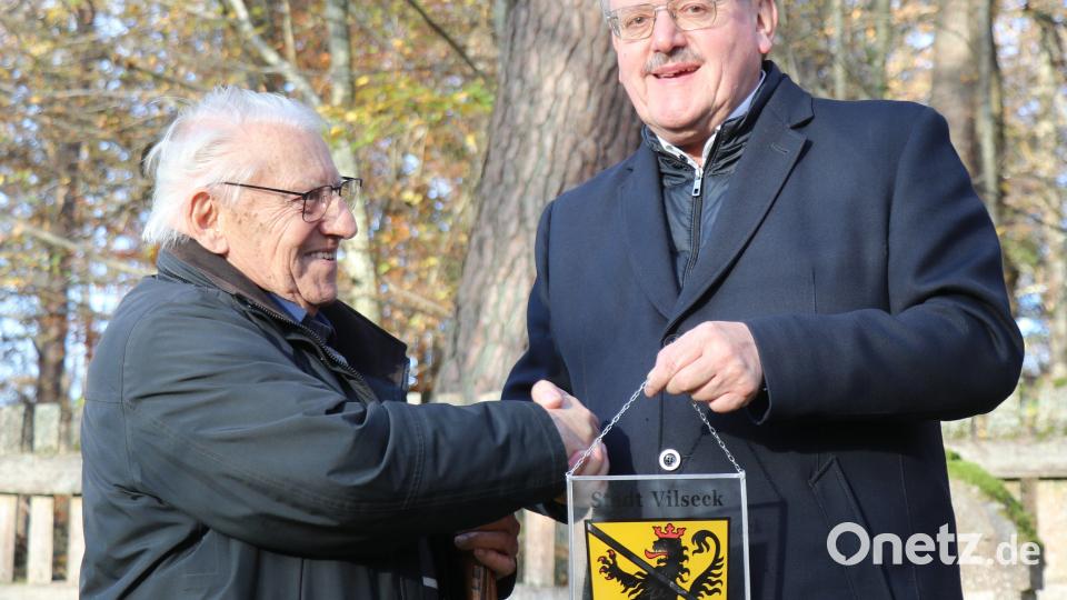 Bürgermeister Hans-Martin Schertl überreicht das Stadtwappen in Glas an Dr. Walter, der die Geschichte seiner Heimat wissenschaftlich aufgearbeitet hat. Bild: er