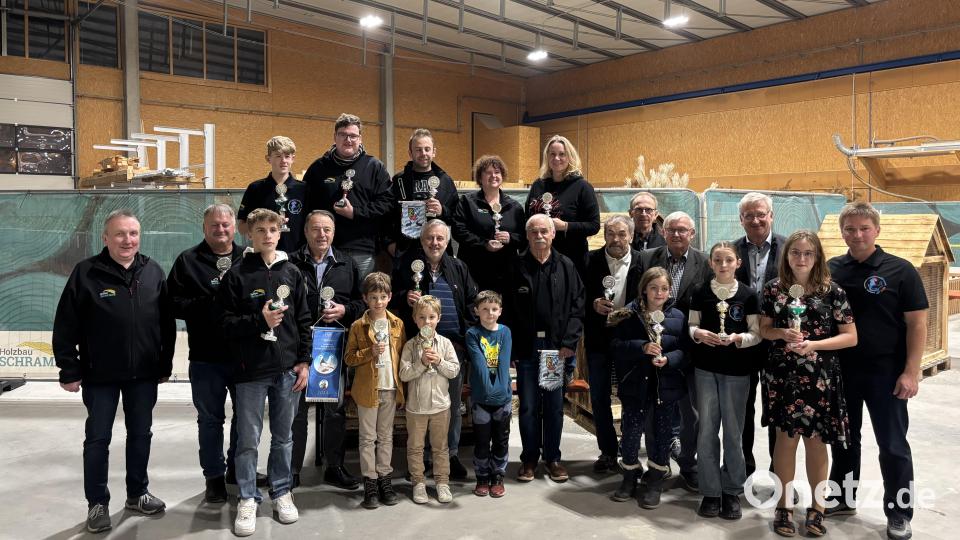 Die Preisträger der diesjährigen Lokalschau des B800 Krummennaab-Erbendorf. Johannes Reger (Dritter von rechts) und Reinhard Naber (Fünfter von rechts) gratulierten den Preisträgern. Bild: Tristan Hagspiel