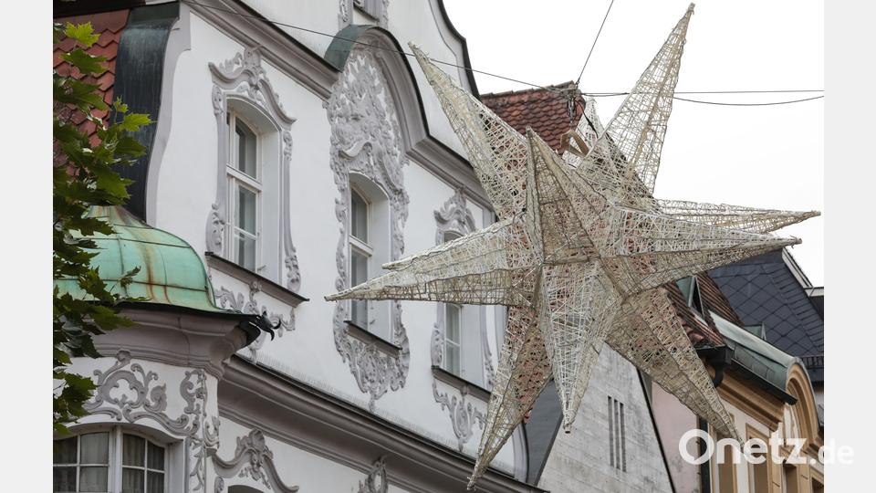 Die großen Weihnachtssterne leuchten bald wieder in der Amberger Innenstadt. Bild: Wolfgang Steinbacher