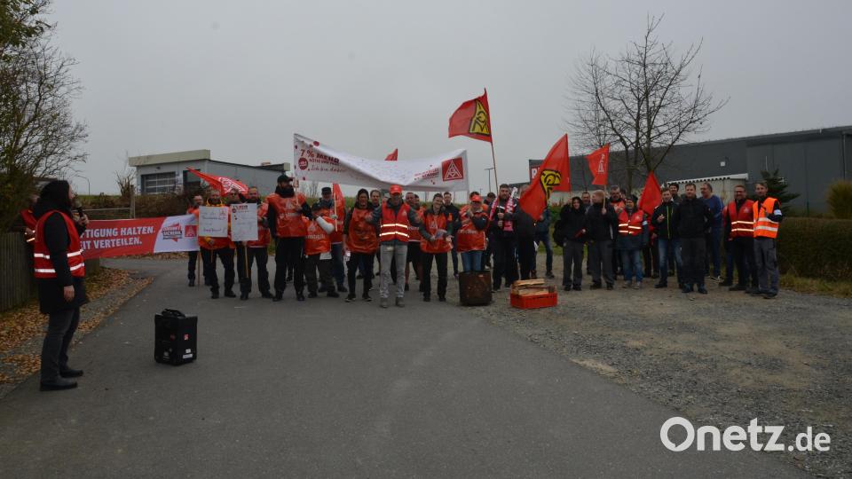 Mehr als 50 Beschäftigte legten am Dienstagmittag ihre Arbeit in der Firma Kennametal nieder, um die IG Metall bei der Forderung nach Tariferhöhung zu unterstützen. Sabrina Feige, 2. Bevollmächtigte der IG Metall aus Amberg (links), teilte den Streikenden den Stand der Verhandlungen mit. Bild: dob