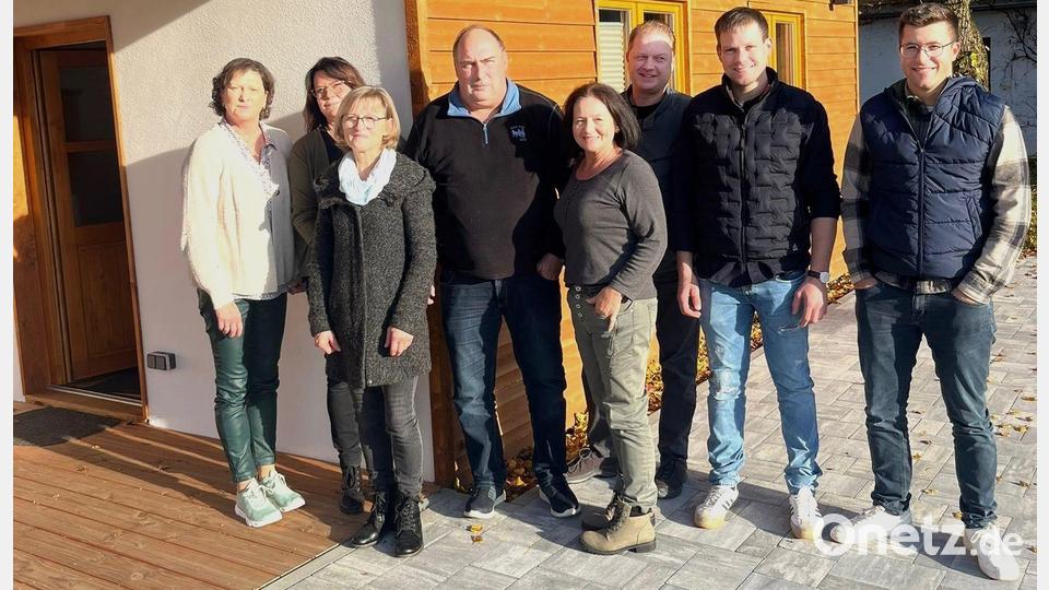 Das ist der neu gegründete Dorfrat von Spielberg: (Von links) Monika Schwab, Bianca Schwab, Lisa Käs, Martin Schwab, Dorfsprecherin Petra Schwab, Christian Völkl, stellvertretender Dorfsprecher Andreas Schmid und Johannes Weiß. Bild: Theresa Schwab