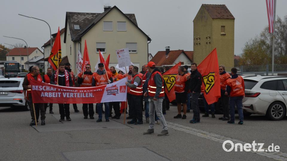 Mehr als 50 Beschäftigte legten am Dienstagmittag ihre Arbeit in der Firma Kennametal nieder, um die IG Metall bei der Forderung nach Tariferhöhung zu unterstützen. Bild: dob