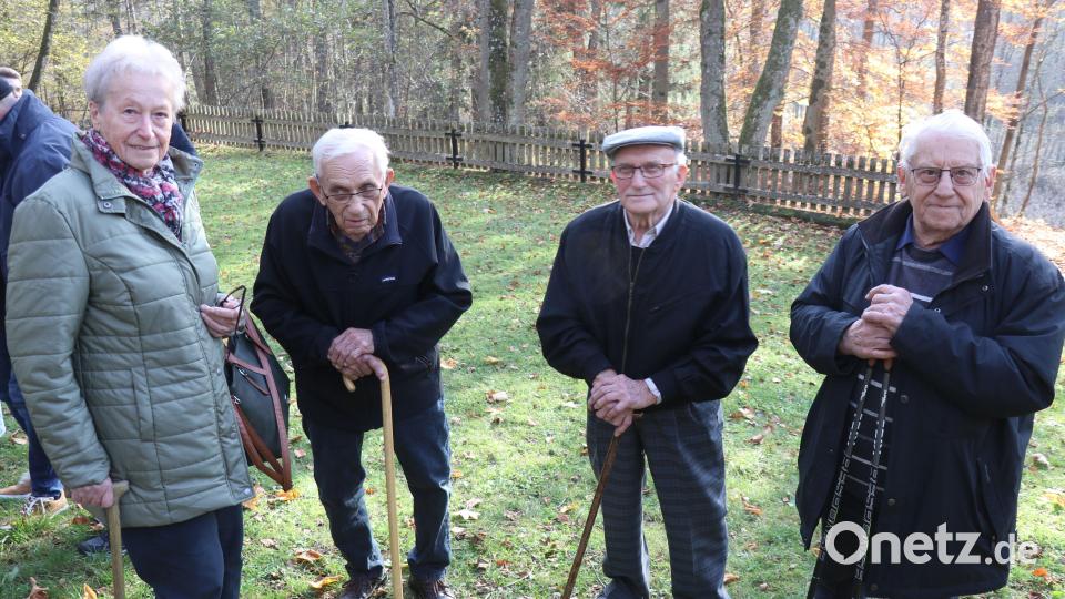 Zurück in der alten Heimat (von links): Elfriede Schießl (87 Jahre), Adolf Zeilmann (90), Paul Zeilmann (92) und Ludwig K. Walter (86) besuchten gemeinsam den Friedhof ihres Heimatortes Haag. Bild: er