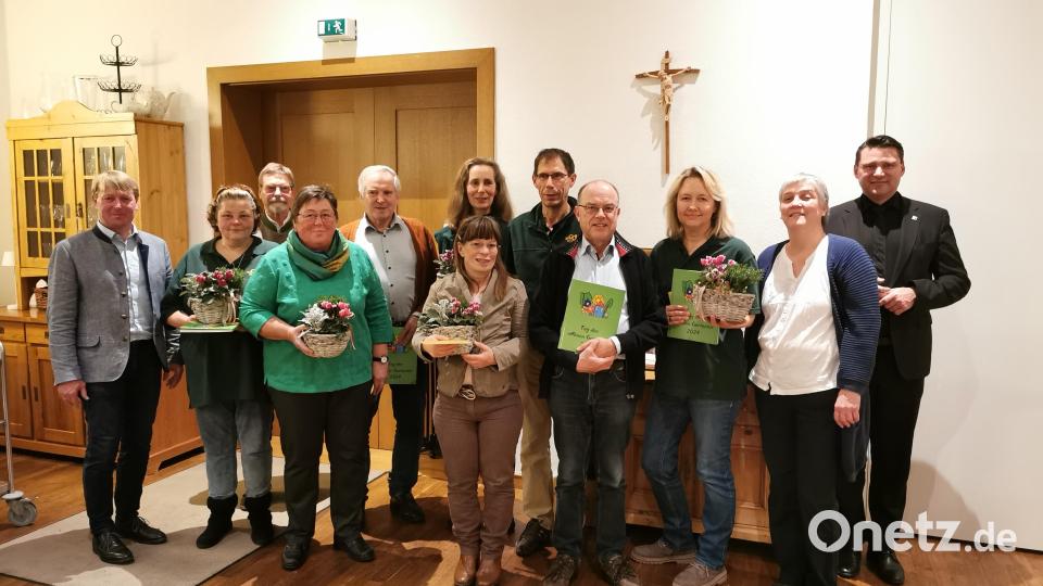 Die Gartenbesitzer, die am &quot;Tag der offenen Gartentür 2024&quot; teilgenommen haben, erhielten als Dankeschön Blumen und ein Fotobuch. Rechts: Kreisvorsitzender Landrat Thomas Ebeling und Organisatorin Petra Schmid. Bild: Portner
