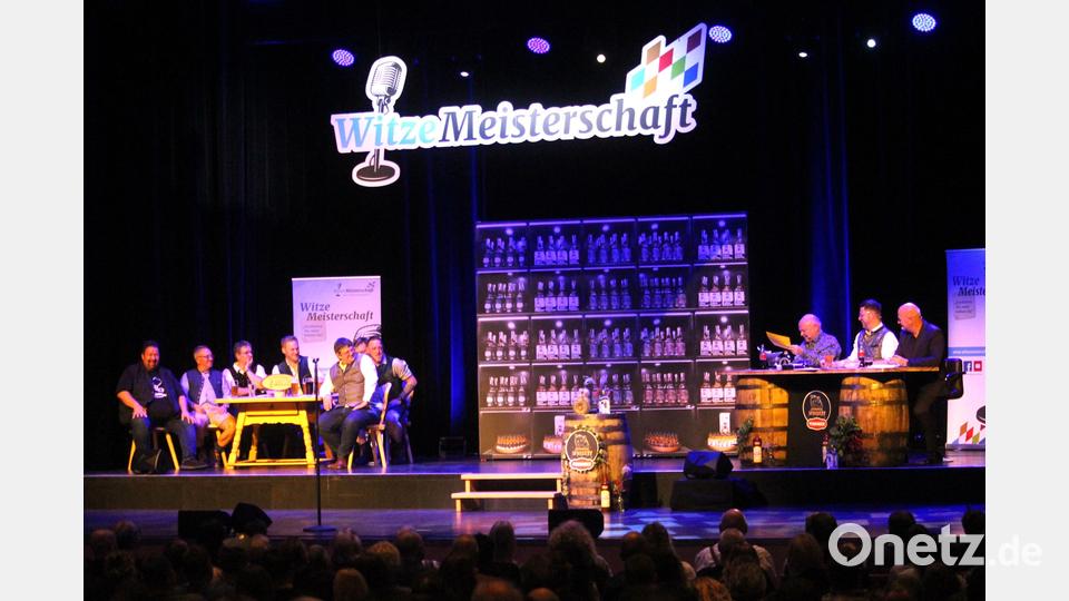 Im Wirtshausstil inklusive gelebter Stammtischkultur verlief die Bayerische Witzemeisterschaft 2024 im ACC reibungslos. Sieben Kandidaten und die Situationskomik der Jury sorgten für einen feucht-fröhlichen Abend. In der Pause wurde Bärenwurz verteilt. Bild: Dagmar Williamson