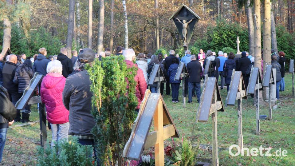 Stille Andacht mit Gräbersegnung im Friedhof Langenbruck. Bild: er