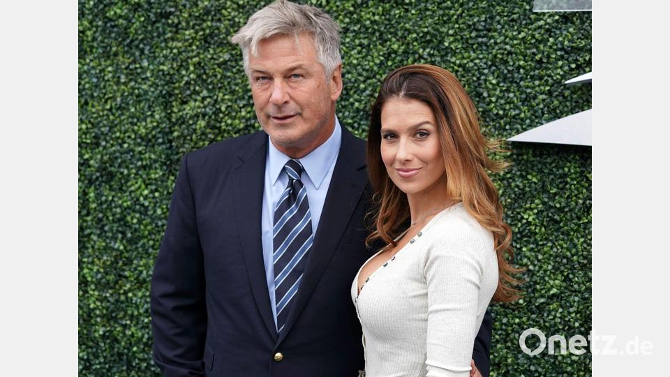 Alec Baldwin und seine Frau Hilaria Baldwin gehen zur Wahlurne. (Archivbild) Bild: Greg Allen/Invision/dpa