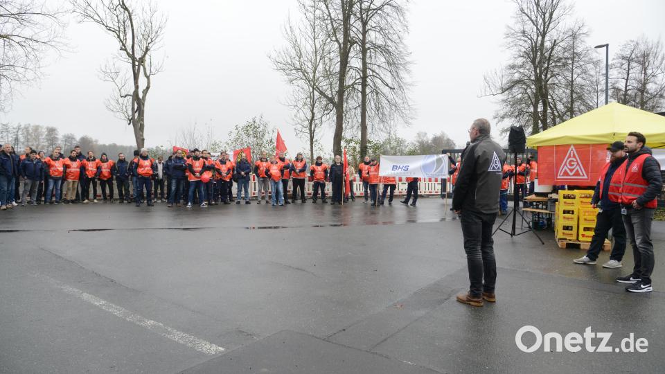 Udo Fechtner, Erster Bevollmächtigter IG Metall Amberg, spricht beim Warnstreik bei der BHS Weiherhammer zu aktuellen Tarifsituation. Betriebsratsvorsitzender Fabian Messer (rechts) nannte als Vertreter der Vertrauensleute den Streik ein Zeichen der Solidarität mit anderen Beschäftigten der Metall- und Elektroindustrie. Bild: bey