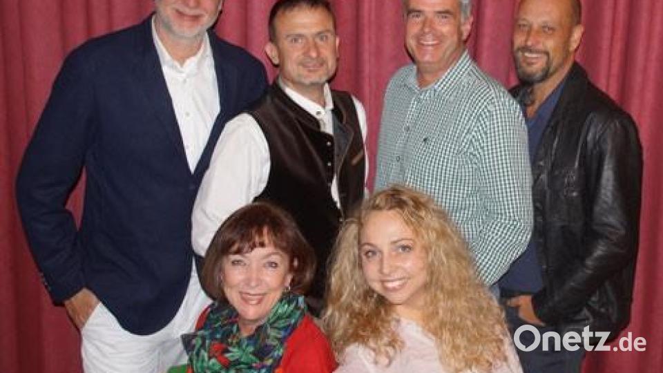 Das Ensemble &quot;mord.meets.gaudi&quot; ist am 22. März 2025 in der Mehrzweckhalle Floß zu Gast. Mit einem Krimidinner beginnt der Veranstaltungsreigen zum 75. Geburtstag der Marktbücherei Floß. Bild: Veronika Scheuerer