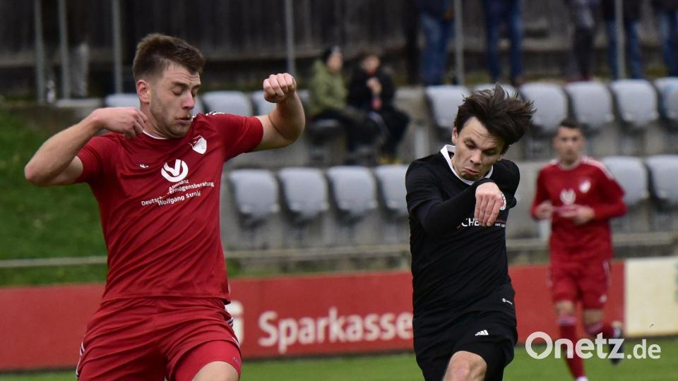 Matthias Gresser (rechts) schoss zuletzt beim 1:0-Sieg der DJK Dürnsricht/Wolfring gegen die SpVgg Pfreimd II (links Elias Irlbacher) das entscheidende Tor. Bild: ham