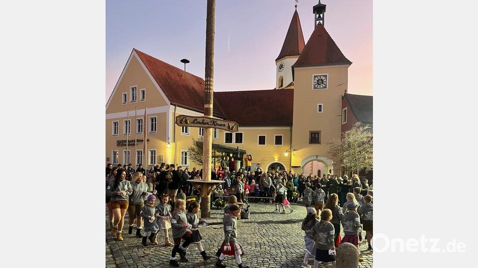 Gelungene Premiere für die neu gegründeten „Louher Kirwakids“. Sie gaben einen Vorgeschmack auf das, was die Zuschauer am nächsten Sonntag beim Baumaustanzen erwartet. Bild: mh