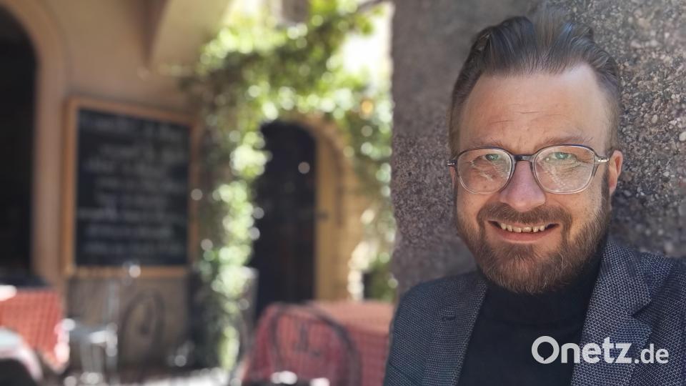 Santtu Weniger stellt im Gut Plankenhammer seines neuestes Buch vor. Bild: Lisa Weniger