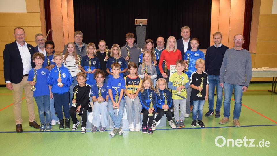 Pokale für die Sieger der einzelnen Wertungsklassen der Schülerinnen und Schüler waren der Lohn für die Anstrengung. Mit auf dem Bild Organisator Georg Roth (rechts) von der Lauftreffsparte der SpVgg Ebermannsdorf). Bild: bö