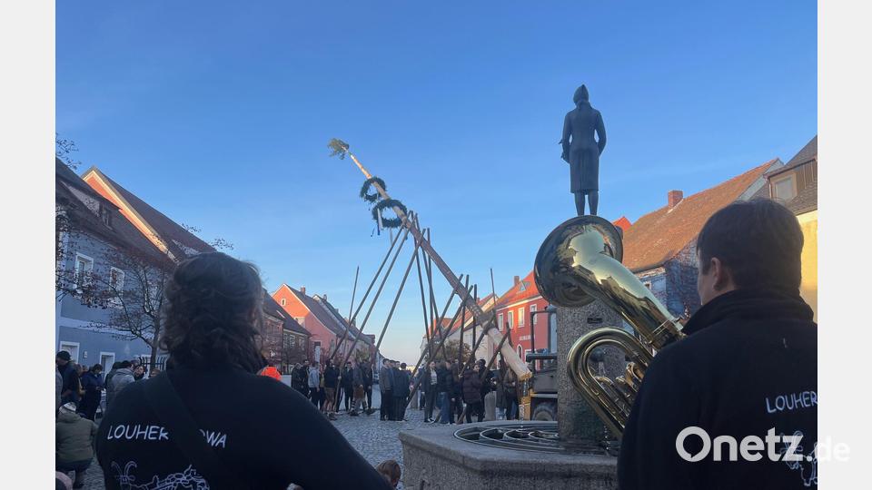 Mit Musik geht alles besser, auch das Aufstellen des Luher Kirwabaums. Bild: mh