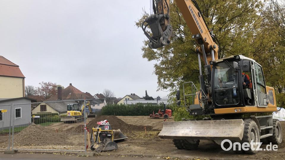 Seit einigen Tagen wird am ehemaligen Hackelstein-Gelände fleißig gearbeitet. An der Steinwaldstraße/Ecke Marienstraße entsteht eine Grünfläche mit Platz für Recyclingcontainer. Bild: wro