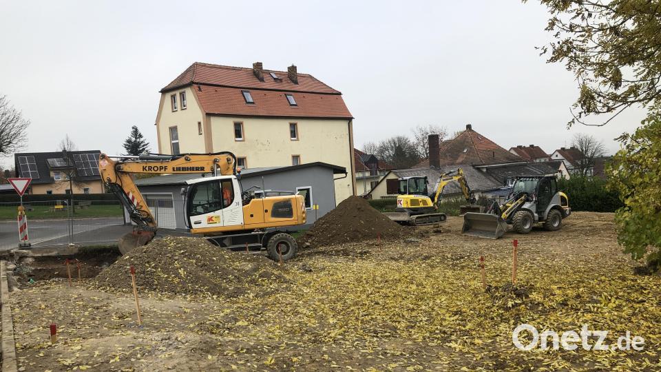 Die Erdarbeiten am ehemaligen Hackelstein-Gelände sollen nach Informationen der Mitarbeiter an der Baustelle noch heuer abgeschlossen werden. Bild: wro