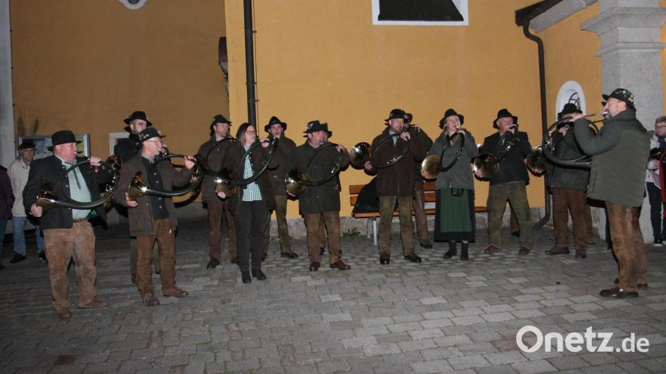 Die Grenzland-Jagdhornbläser um Eduard Forster begeistern beim öffentlichen Standkonzert. Bild: pi
