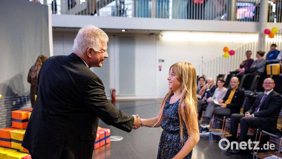 Preisverleihung „Superpreis des Landeswettbewerbs - Experimente antworten“ im Auditorium im Deutschen Museum. Hiltl Sophia vom Herzog-Christian-August-Gymnasium nimmt die Auszeichnung von Ministerialdirigent Wolfgang Mutter entgegen. Bild: Foto: Matthias Balk/Bayerisches Staatsministerium für Unterricht und Kultus