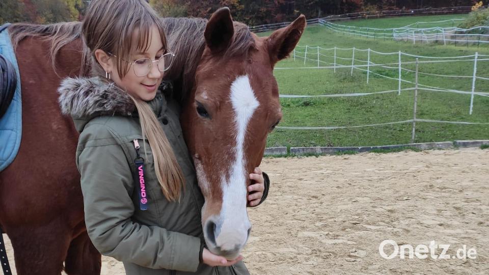Reiten mit der Stute Gawina gehört für Sophia zu den freien Zeiten nach dem Schulunterricht. Bild: Benjamin Hiltl