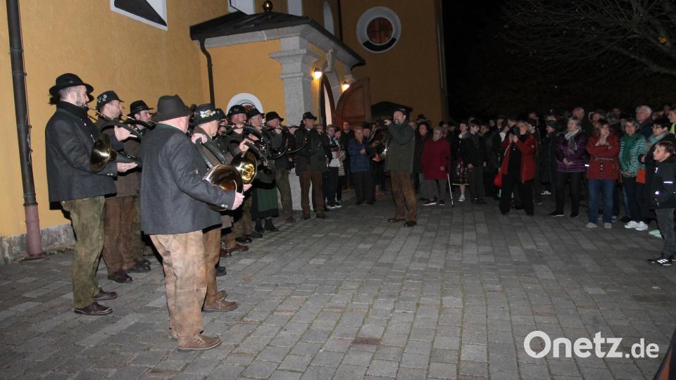 Die Grenzland-Jagdhornbläser um Eduard Forster begeistern beim öffentlichen Standkonzert. Bild: pi