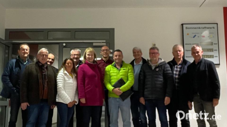 Die Mitglieder der SPD-Kreistagsfraktion in der Eingangshalle der Auerbacher St.-Johannes-Klinik mit Kommunalunternehmens-Vorstand Roland Ganzmann (Dritter von links.) und Dr. Edmund Goß (Siebter von links). Bild: SPD-Kreistagsfraktion