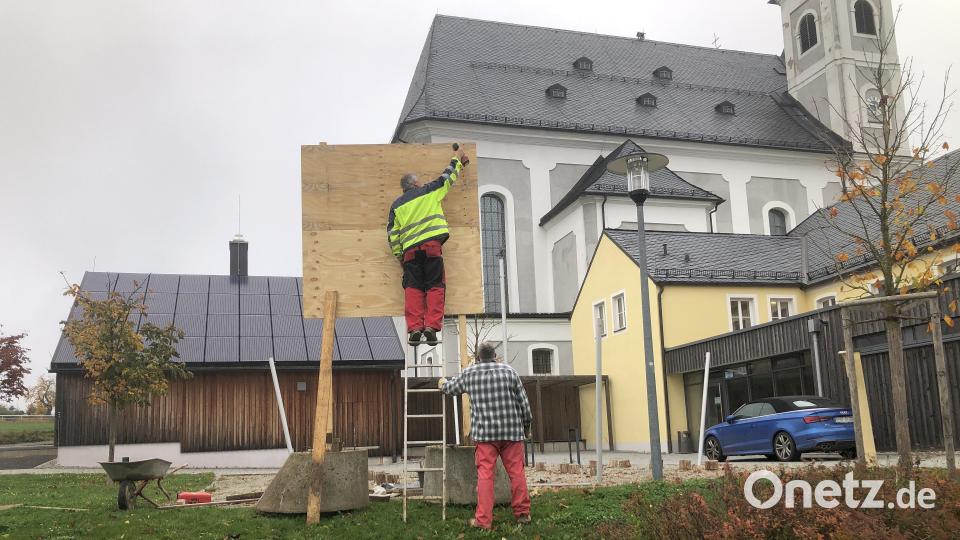 Mitarbeiter der Wilhelm Kropf Bau GmbH montierten eine Bautafel. Bild: wro
