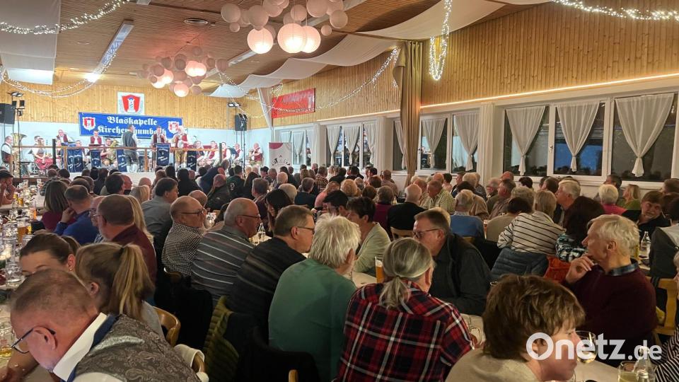 Den ersten Teil des Abends übernimmt die Blaskapelle Kirchenthumbach mit ihren allseits beliebten Stücken der böhmischen Blasmusik. Bild: exb; Blaskapelle/Richard Zeitler
