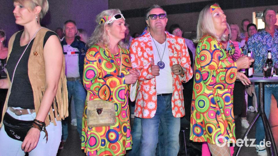 Einige Schlagerfans kamen im Outfit der 80er Jahre. Bild: rgr