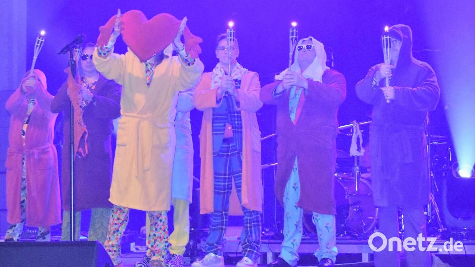 Die barmherzigen Plateausohlen rockten am Samstag Abend die Bühne der Stadthalle Grafenwöhr. Bild: rgr
