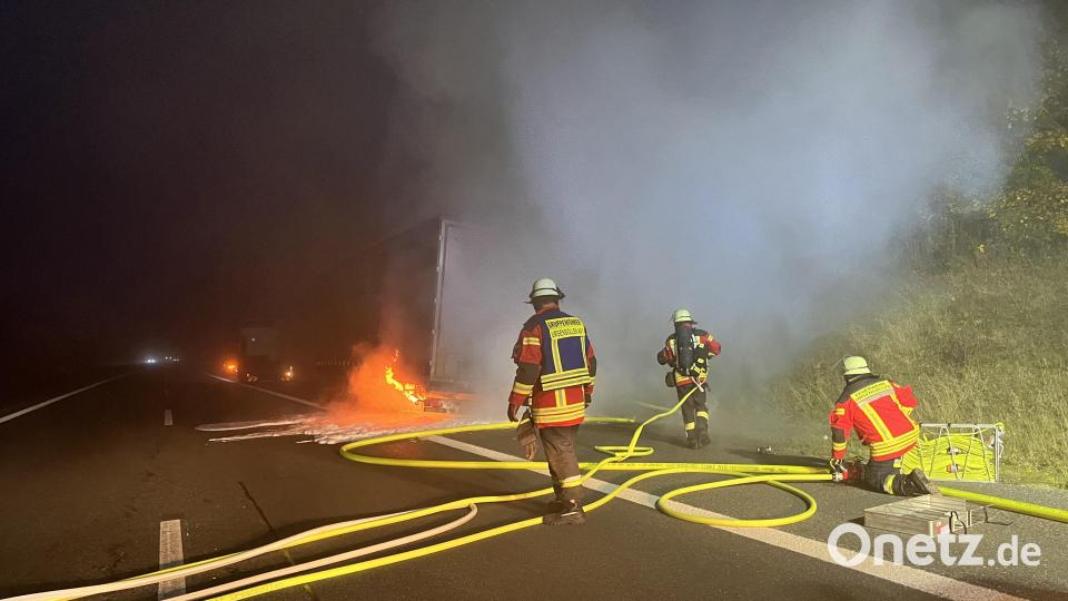 Am Freitagmorgen brannte der Sattelauflieger eines Lkw auf der A6 bei Sulzbach-Rosenberg. Die Feuerwehren Ursensollen, Amberg und Hohenkemnath sowie das Technische Hilfswerk Amberg waren schnell vor Ort. Bild: Josef Graml