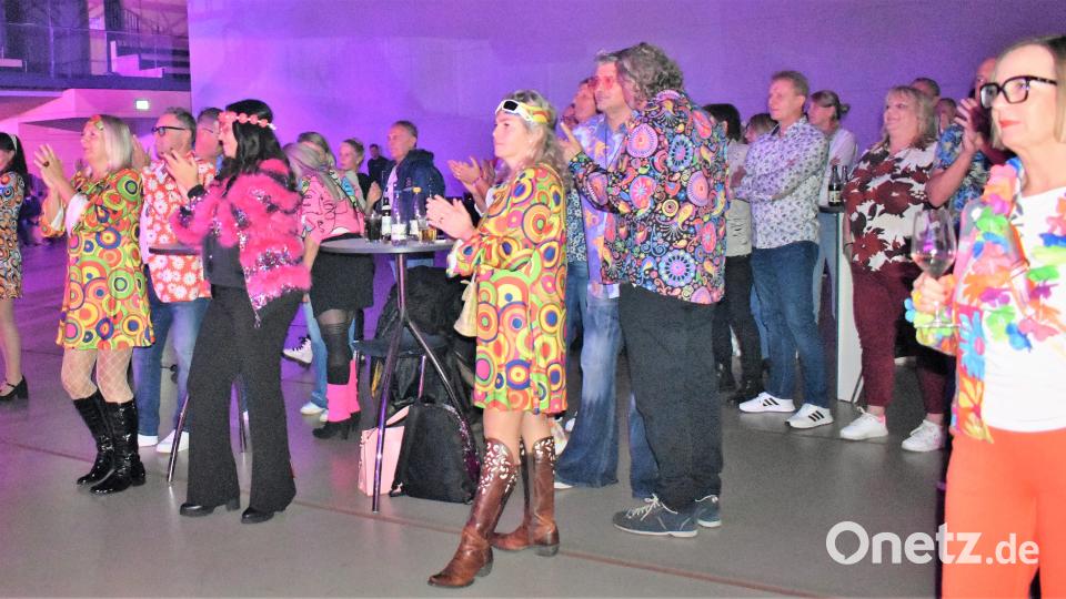 Einige Schlagerfans kamen im Outfit der 80er Jahre. Bild: rgr