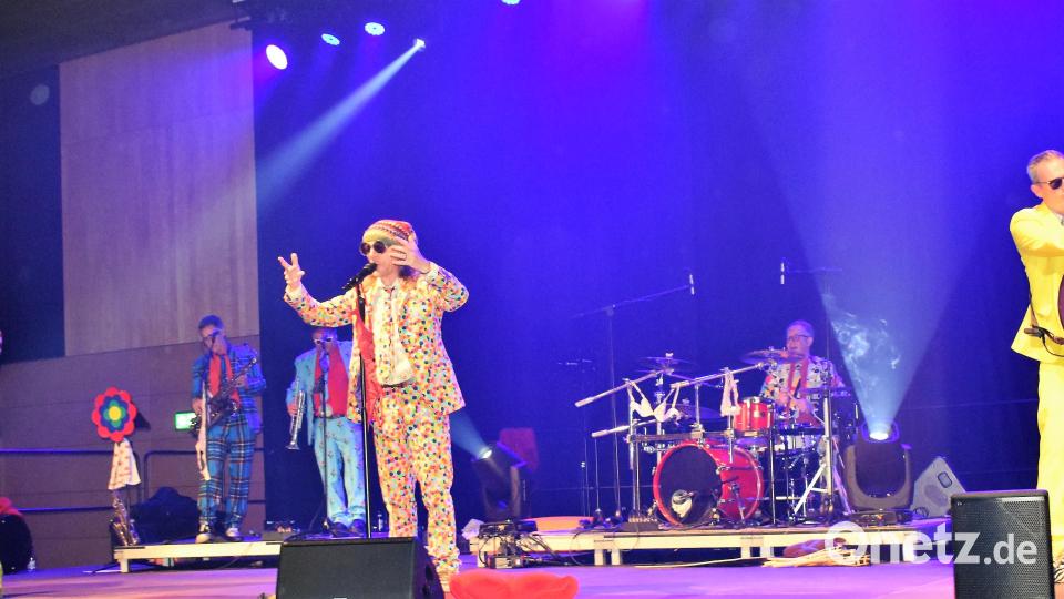 Die barmherzigen Plateausohlen rockten am Samstag Abend die Bühne der Stadthalle Grafenwöhr. Bild: rgr