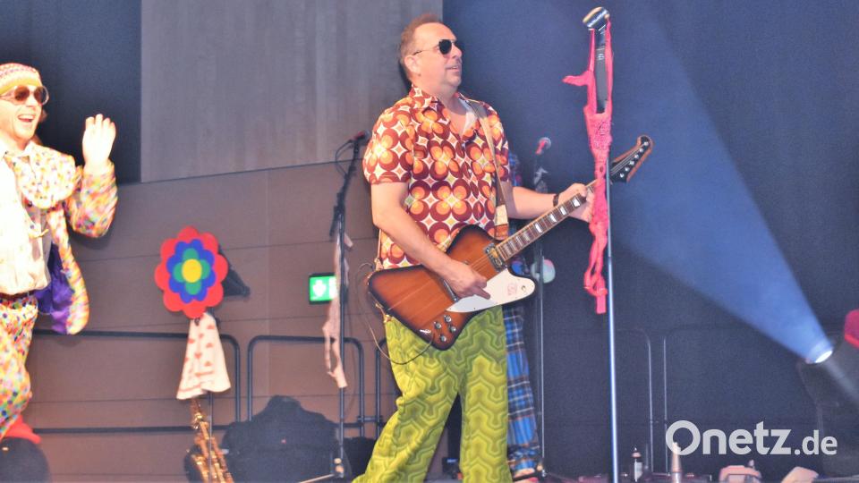 Die barmherzigen Plateausohlen rockten am Samstag Abend die Bühne der Stadthalle Grafenwöhr. Bild: rgr