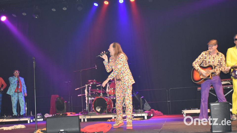 Die barmherzigen Plateausohlen rockten am Samstag Abend die Bühne der Stadthalle Grafenwöhr. Bild: rgr