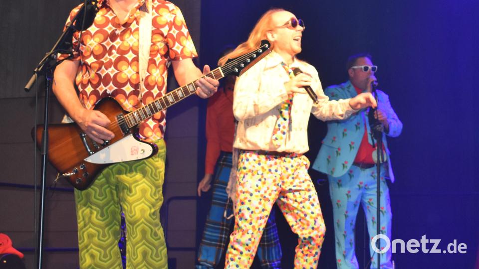 Die barmherzigen Plateausohlen rockten am Samstag Abend die Bühne der Stadthalle Grafenwöhr. Bild: rgr