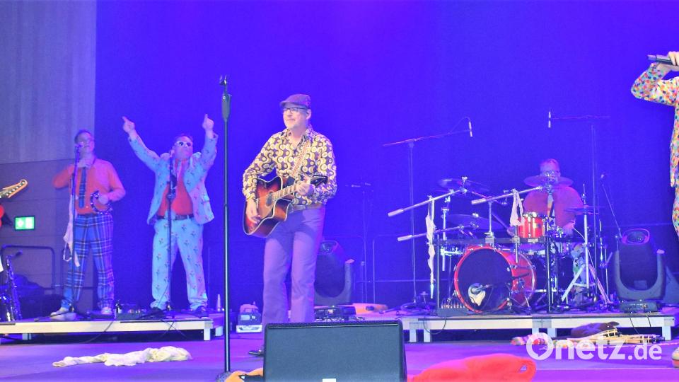Die barmherzigen Plateausohlen rockten am Samstag Abend die Bühne der Stadthalle Grafenwöhr. Bild: rgr
