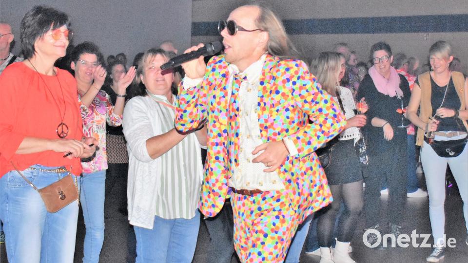 Frontmann Michael Plateau bei seinen Fans. Bild: rgr