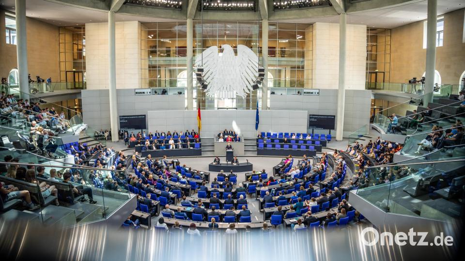 Bundeskanzler Olaf Scholz (SPD, M) kommt zu einer Regierungserklärung zu den Gipfeltreffen von EU und NATO im Bundestag. Bild: Michael Kappeler/dpa